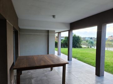 Casa en venta - 4 Dormitorios 3 Baños - Cochera - 858Mts2 - Tigre