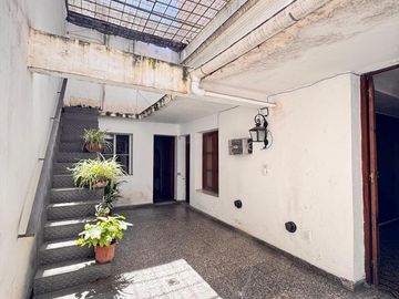 Casa en terreno de 8 x 35 en Balcarce al 800, Barrio Norte, ideal para edificio