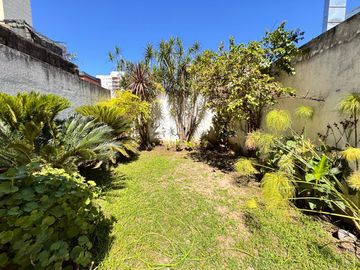 Casa en terreno de 8 x 35 en Balcarce al 800, Barrio Norte, ideal para edificio