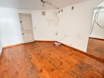 Casa en terreno de 8 x 35 en Balcarce al 800, Barrio Norte, ideal para edificio