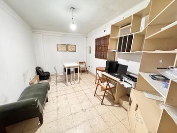 Casa en terreno de 8 x 35 en Balcarce al 800, Barrio Norte, ideal para edificio