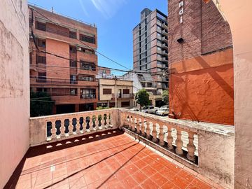 Casa en terreno de 8 x 35 en Balcarce al 800, Barrio Norte, ideal para edificio