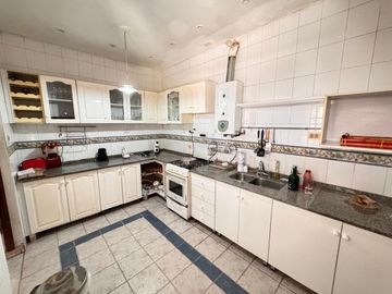 Casa en terreno de 8 x 35 en Balcarce al 800, Barrio Norte, ideal para edificio