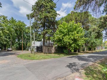 Casa Quinta en Gonnet con quincho, parque y pileta - 486 esq. 23
