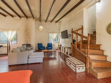 Casa Quinta en Gonnet con quincho, parque y pileta - 486 esq. 23