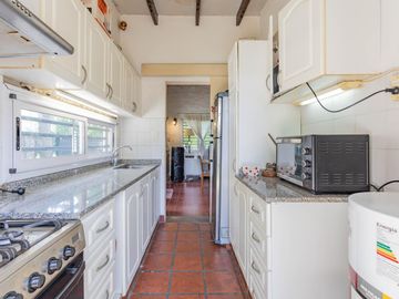 Casa Quinta en Gonnet con quincho, parque y pileta - 486 esq. 23