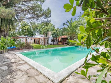 Casa Quinta en Gonnet con quincho, parque y pileta - 486 esq. 23