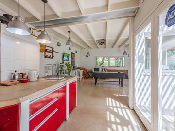 Casa Quinta en Gonnet con quincho, parque y pileta - 486 esq. 23