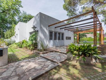 Casa Quinta en Gonnet con quincho, parque y pileta - 486 esq. 23