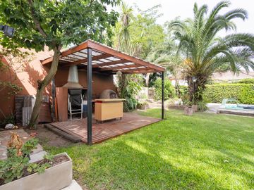 Casa Quinta en Gonnet con quincho, parque y pileta - 486 esq. 23