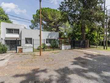 Casa Quinta en Gonnet con quincho, parque y pileta - 486 esq. 23