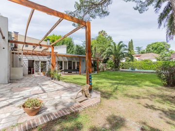 Casa Quinta en Gonnet con quincho, parque y pileta - 486 esq. 23