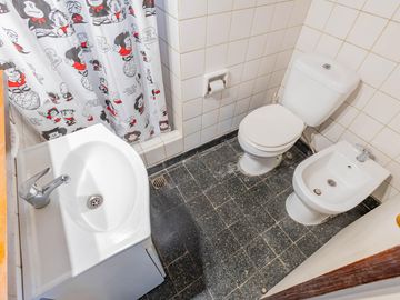 Casa Quinta en Gonnet con quincho, parque y pileta - 486 esq. 23