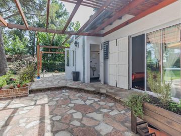 Casa Quinta en Gonnet con quincho, parque y pileta - 486 esq. 23