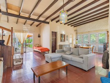 Casa Quinta en Gonnet con quincho, parque y pileta - 486 esq. 23