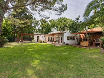 Casa Quinta en Gonnet con quincho, parque y pileta - 486 esq. 23