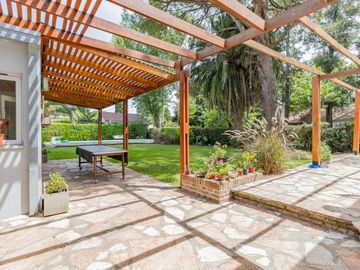 Casa Quinta en Gonnet con quincho, parque y pileta - 486 esq. 23