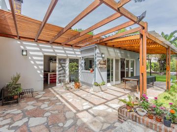 Casa Quinta en Gonnet con quincho, parque y pileta - 486 esq. 23