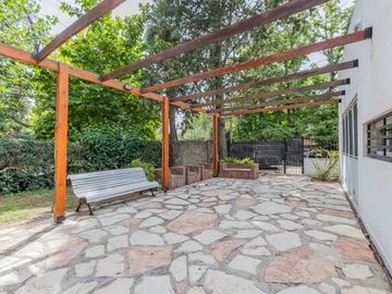 Casa Quinta en Gonnet con quincho, parque y pileta - 486 esq. 23