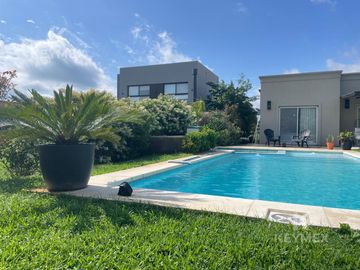 CASA-VENTA BARRIO CERRADO-PILAR DEL ESTE SANTA GUADALUPE