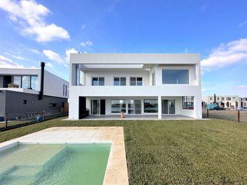 CASA EN VENTA, PUERTOS DEL LAGO, BARRIO COSTAS, LOTE AL 100, 7 AMBIENTES