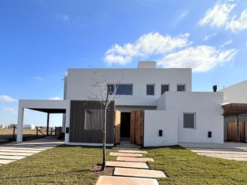CASA EN VENTA, PUERTOS DEL LAGO, BARRIO COSTAS, LOTE AL 100, 7 AMBIENTES