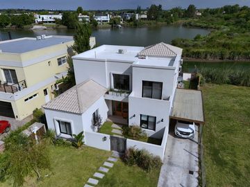 Espectacular Casa en Venta al Río en Barrio Náutico Canal - Villanueva