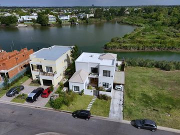 Espectacular Casa en Venta al Río en Barrio Náutico Canal - Villanueva