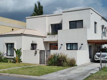 Espectacular Casa en Venta al Río en Barrio Náutico Canal - Villanueva
