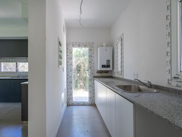 Casa en venta en Haras Santa Maria Las Lomas a estrenar tres dormitorios con dependencia y pileta