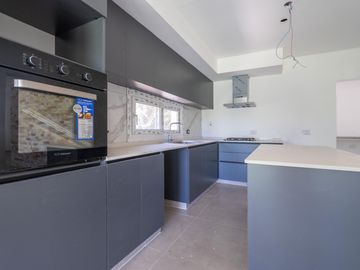 Casa en venta en Haras Santa Maria Las Lomas a estrenar tres dormitorios con dependencia y pileta