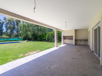 Casa en venta en Haras Santa Maria Las Lomas a estrenar tres dormitorios con dependencia y pileta