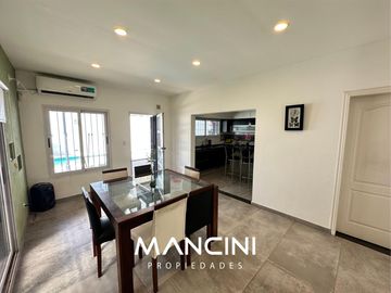 Casa en venta de 4 ambientes con piscina y cocheras - Villa Ballester