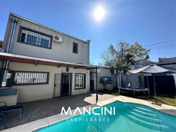 Casa en venta de 4 ambientes con piscina y cocheras - Villa Ballester