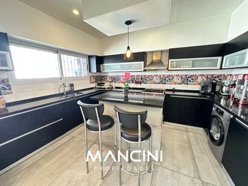 Casa en venta de 4 ambientes con piscina y cocheras - Villa Ballester