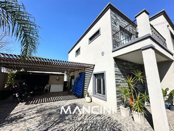 Casa en venta de 4 ambientes con piscina y cocheras - Villa Ballester