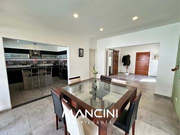 Casa en venta de 4 ambientes con piscina y cocheras - Villa Ballester