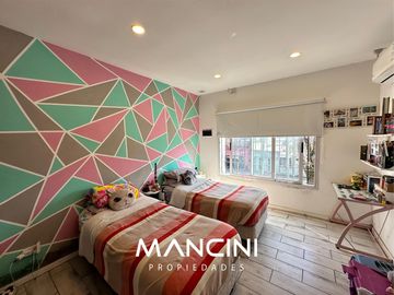 Casa en venta de 4 ambientes con piscina y cocheras - Villa Ballester