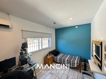 Casa en venta de 4 ambientes con piscina y cocheras - Villa Ballester