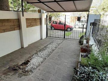 CARAPACHAY -IMPECABLE DÚPLEX DE 4 AMB CON COCHERA Y JARDÍN!!