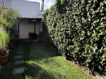 CARAPACHAY -IMPECABLE DÚPLEX DE 4 AMB CON COCHERA Y JARDÍN!!
