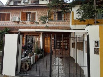 CARAPACHAY -IMPECABLE DÚPLEX DE 4 AMB CON COCHERA Y JARDÍN!!
