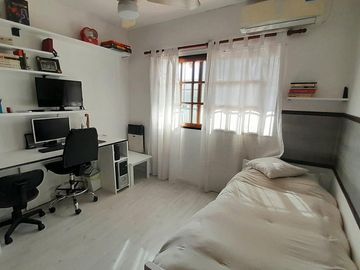 CARAPACHAY -IMPECABLE DÚPLEX DE 4 AMB CON COCHERA Y JARDÍN!!