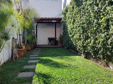 CARAPACHAY -IMPECABLE DÚPLEX DE 4 AMB CON COCHERA Y JARDÍN!!