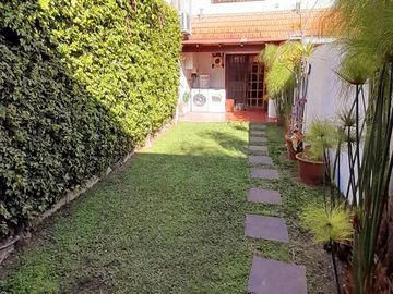 CARAPACHAY -IMPECABLE DÚPLEX DE 4 AMB CON COCHERA Y JARDÍN!!