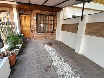 CARAPACHAY -IMPECABLE DÚPLEX DE 4 AMB CON COCHERA Y JARDÍN!!
