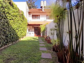 CARAPACHAY -IMPECABLE DÚPLEX DE 4 AMB CON COCHERA Y JARDÍN!!