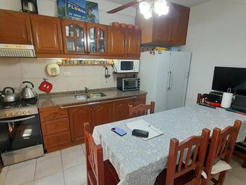 CARAPACHAY -IMPECABLE DÚPLEX DE 4 AMB CON COCHERA Y JARDÍN!!