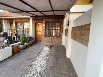 CARAPACHAY -IMPECABLE DÚPLEX DE 4 AMB CON COCHERA Y JARDÍN!!
