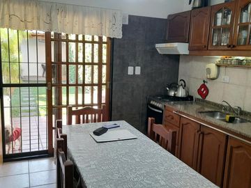 CARAPACHAY -IMPECABLE DÚPLEX DE 4 AMB CON COCHERA Y JARDÍN!!